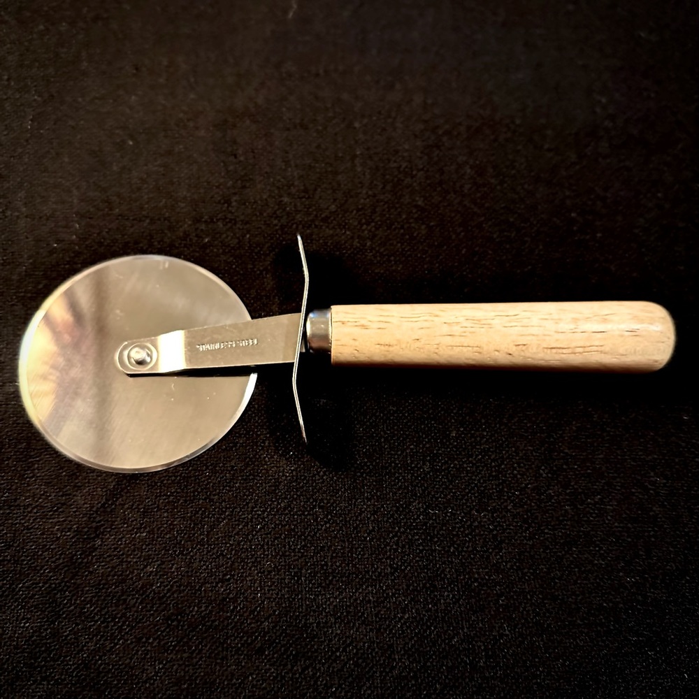 STAINLESS STEEL PIZZA CUTTER WHEEL WOOD HANDLE — BRAND NEW!